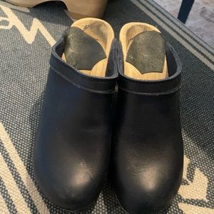 No. 6 Navy Old School Clogs in High Heel